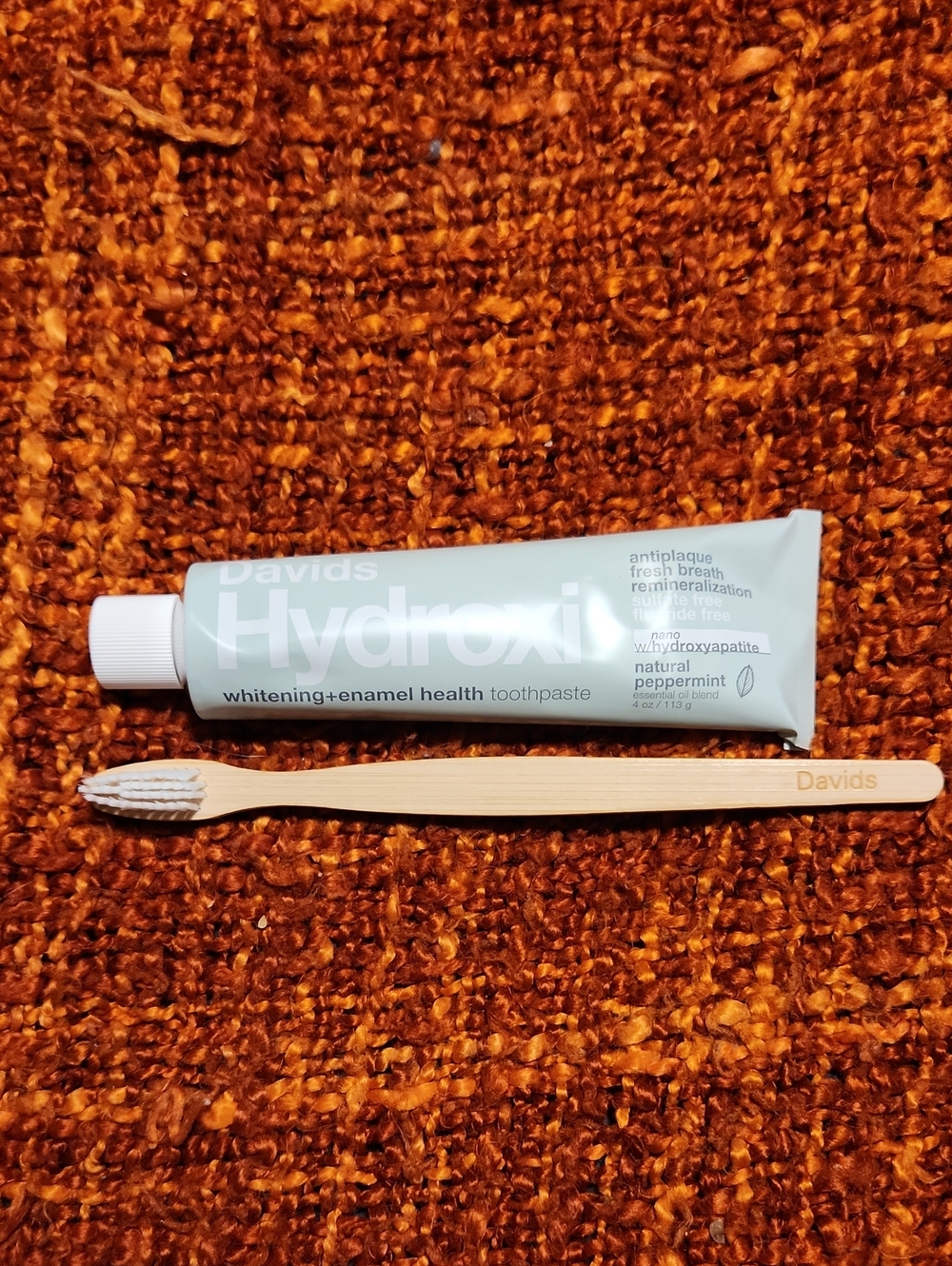Hydroxi Whitening + Enamel Health Toothpaste in Mint (White)